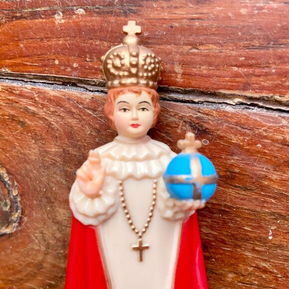 Vintage Infant of Prague Jesus Statue Plastic With Magnet 4" - Picture 2 of 6